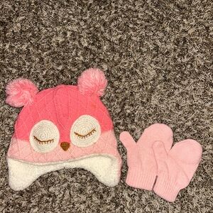 Adorable toddler owl snow hat with mittens. Sherpa lined hat.